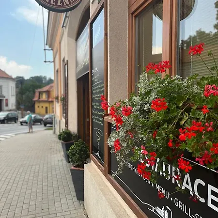 Pensionat A Restaurace Zamecka Vratnica